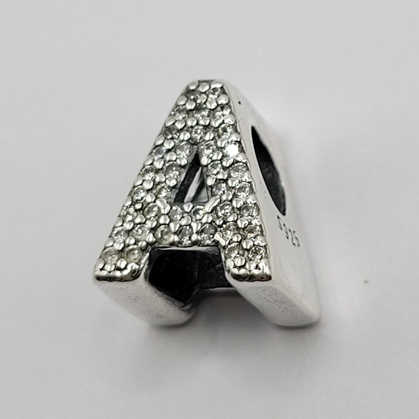 Charm de Plata de Ley, letra A con circonitas blancas