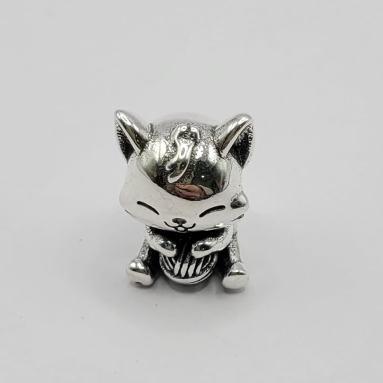 Charm de Plata de Ley de gatito con ovillo