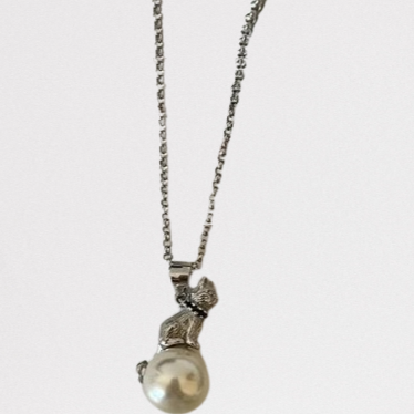 Cadena en plata de ley con colgante de gatito sentado sobre perla