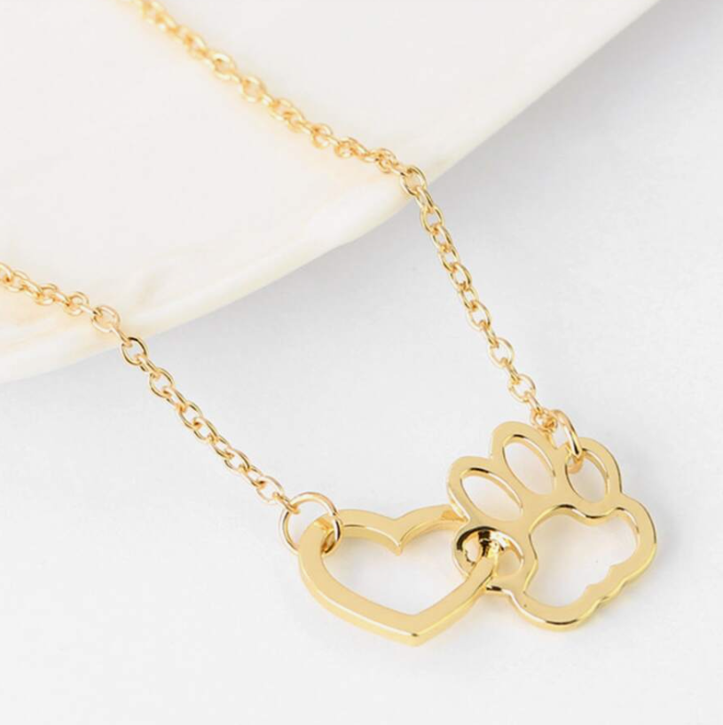 Collar de acero en color dorado con colgante de huella y corazón