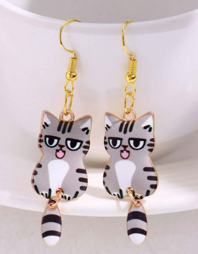Pendiente largo con forma de gatito gris y blanco