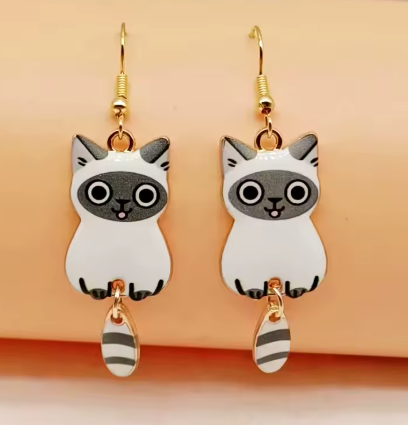 Pendiente largo con forma de gatito blanco y gris