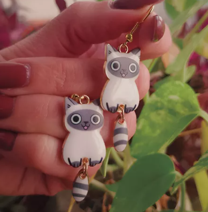 Pendiente largo con forma de gatito blanco y gris