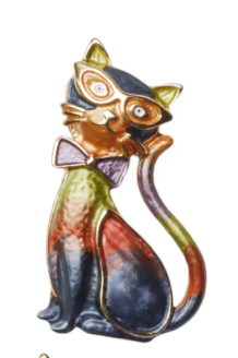 Broche de imán esmaltado de gatito sentado con pajarita multicolor