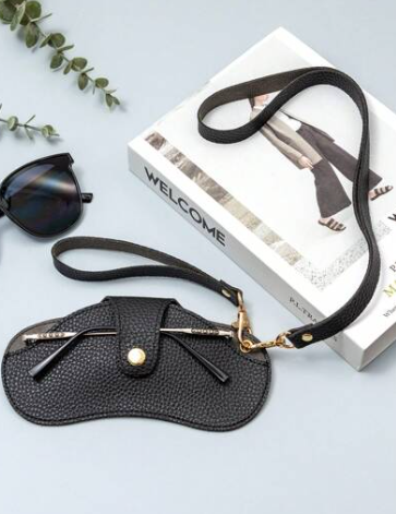 Funda para gafas en polipiel negra, decorado con un tierno detalle de gatito