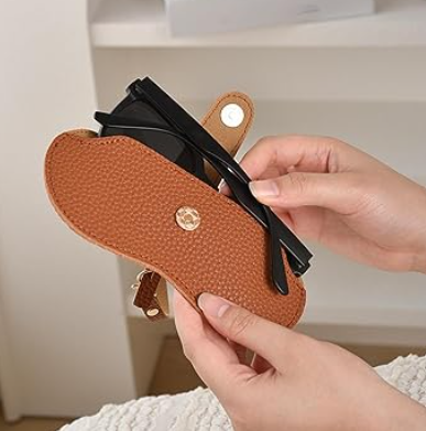 Funda para gafas en polipiel marrón, decorado con un tierno detalle de gatito