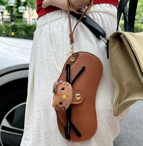 Funda para gafas en polipiel marrón, decorado con un tierno detalle de gatito