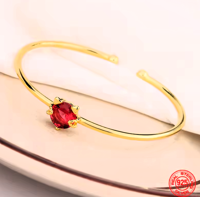 Brazalete Gatito con Cristal Rojo de Plata de Ley 925. Dorado