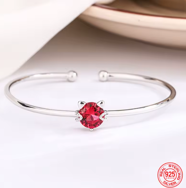 Brazalete Gatito con Cristal Rojo de Plata de Ley 925. Plateado