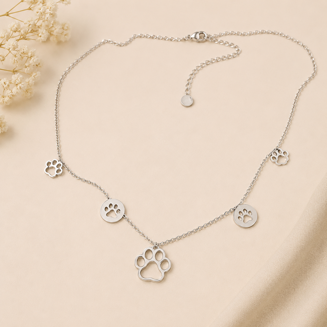Collar de acero inoxidable con huellas
