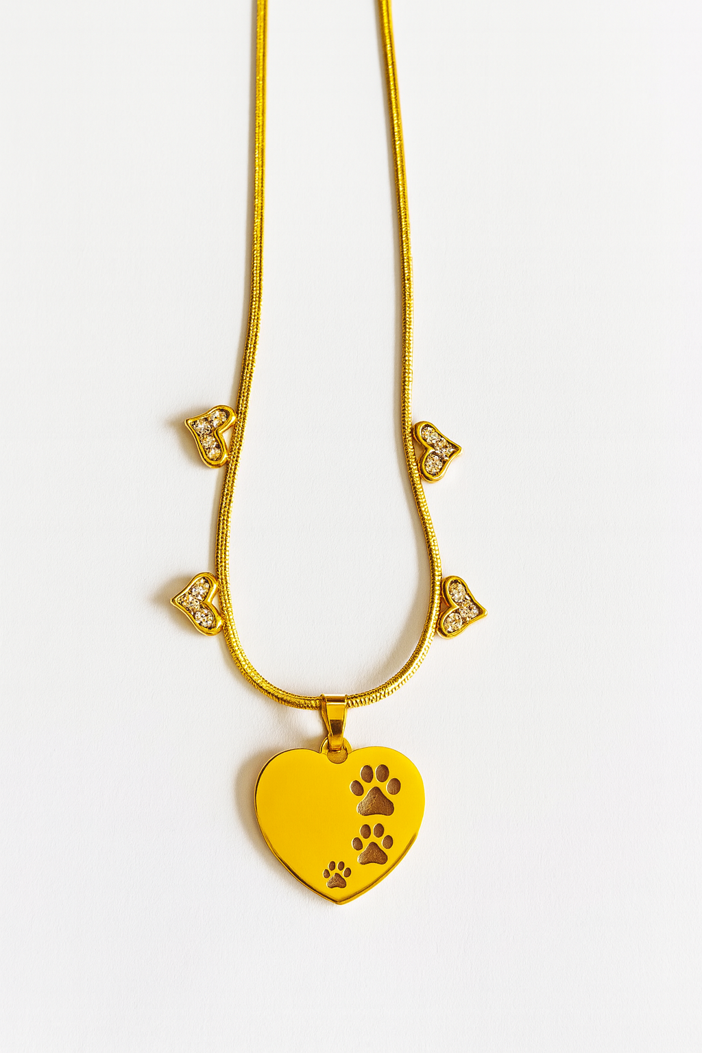 Collar de Acero Inoxidable Dorado “Huella de Amor” – Corazón con Patitas