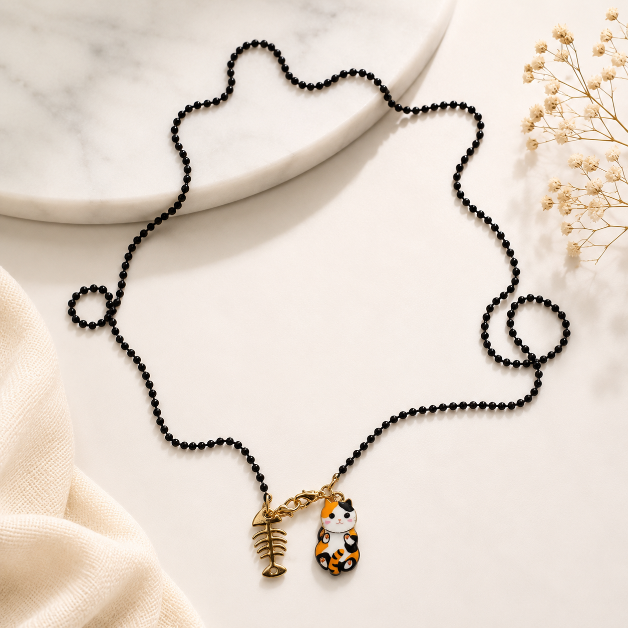 Collar Gato Tricolor – Cadena negra y detalle dorado
