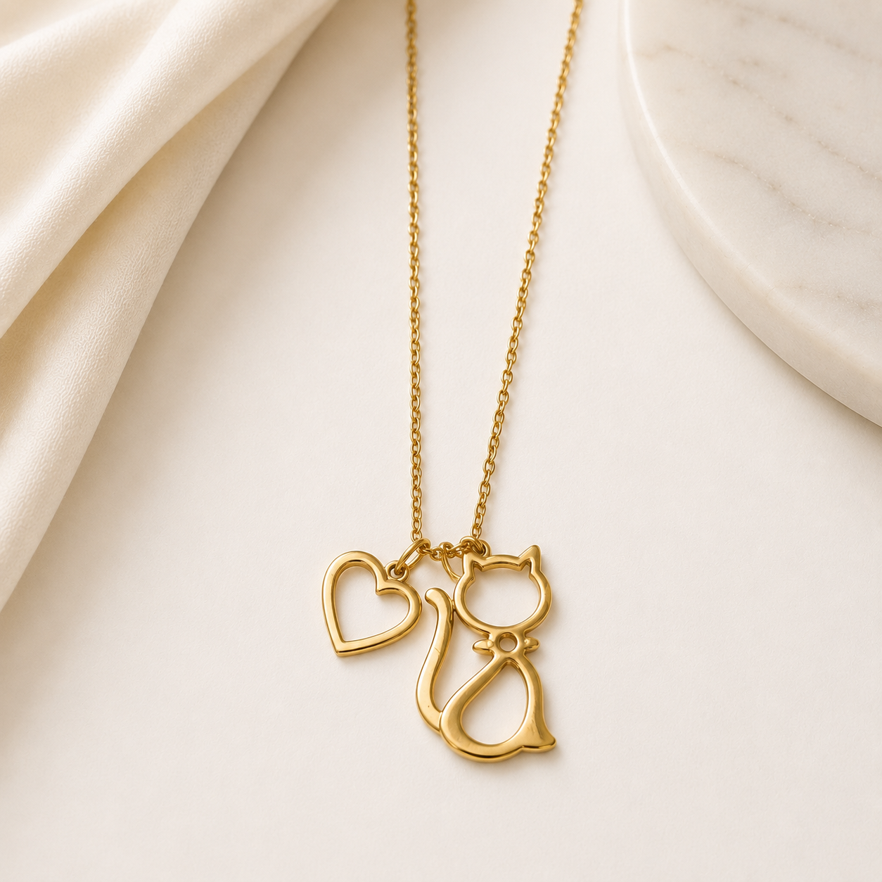 Collar de Acero Inoxidable Dorado con Silueta de Gato y Corazón