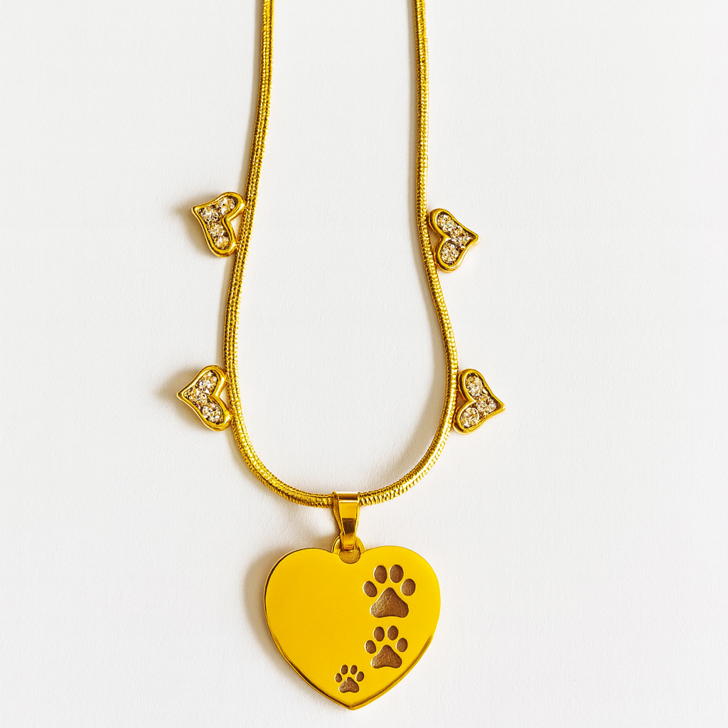 Collar de Acero Inoxidable Dorado “Huella de Amor” – Corazón con Patitas