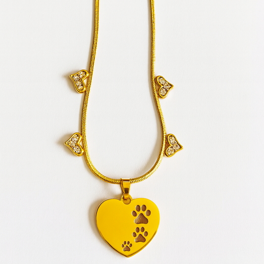 Collar de Acero Inoxidable Dorado “Huella de Amor” – Corazón con Patitas