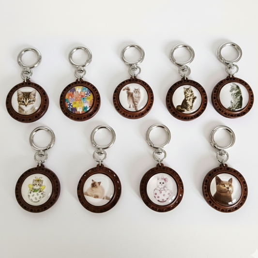 Llavero Redondo con Gatos y Troquelado de Corazones – Modelos Variados