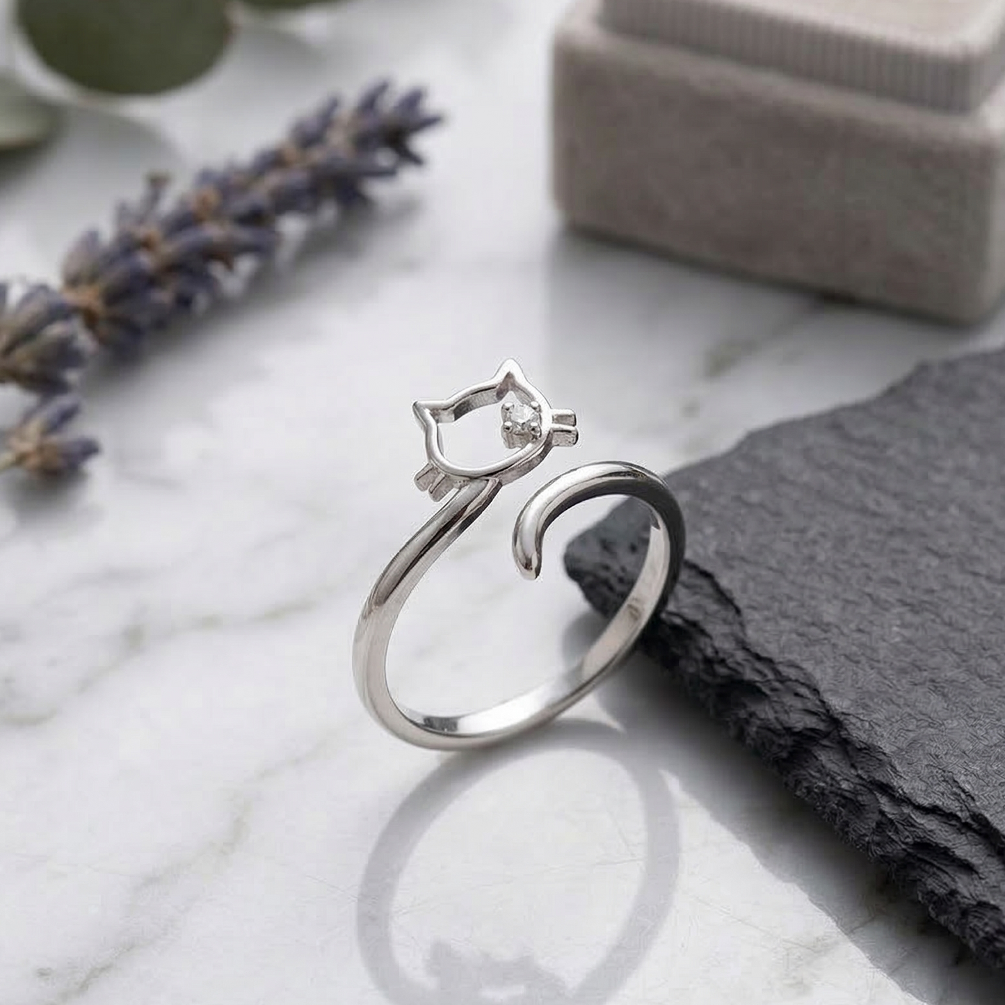 Anillo abierto con silueta de gato. Fino, elegante y fácil de combinar.Plata