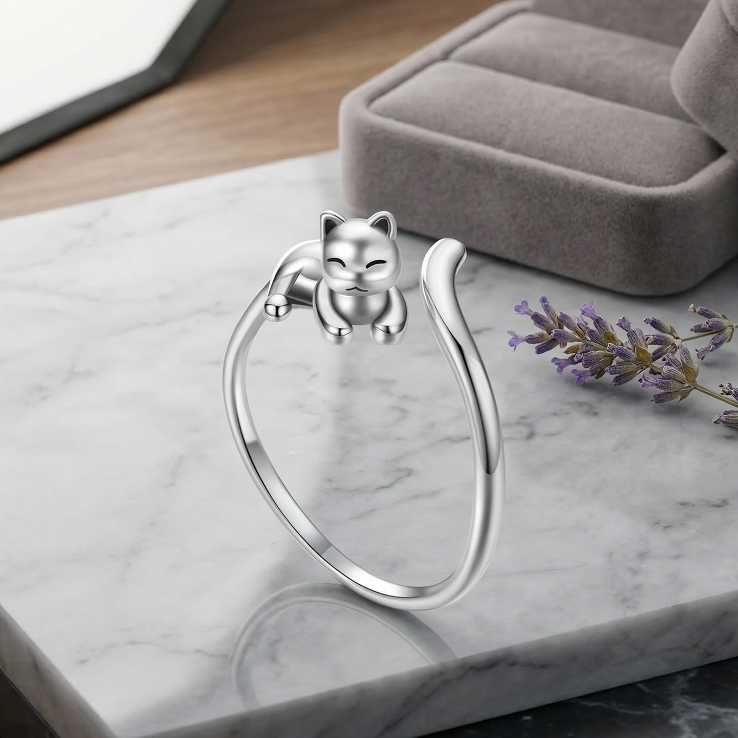 Anillo abierto con gato dormido en relieve, Plata de ley.