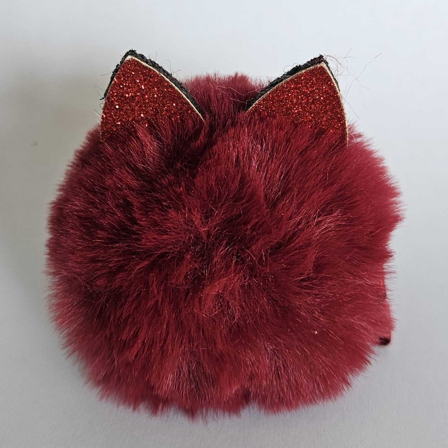 Pompón con orejitas purpurina con pinza para el pelo