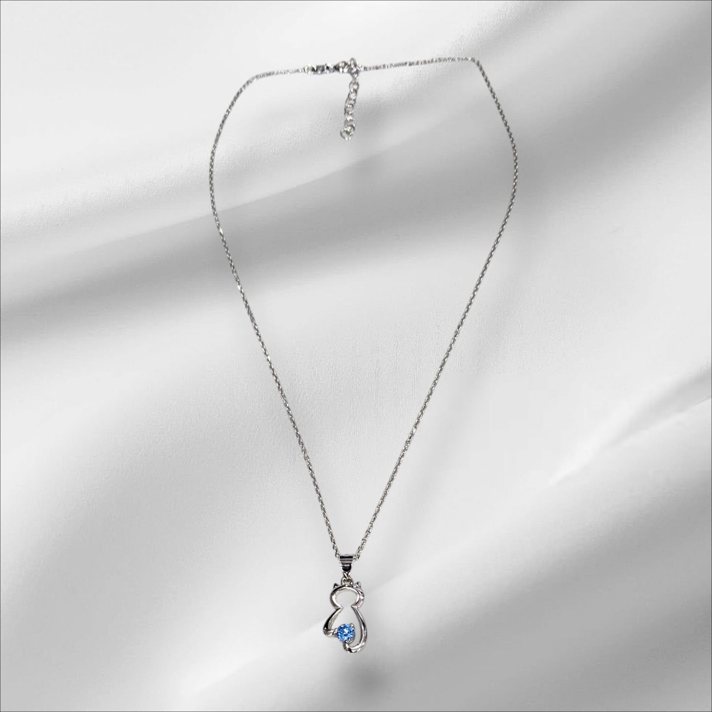 Collar en plata de ley con colgante de gatito con circonita azul