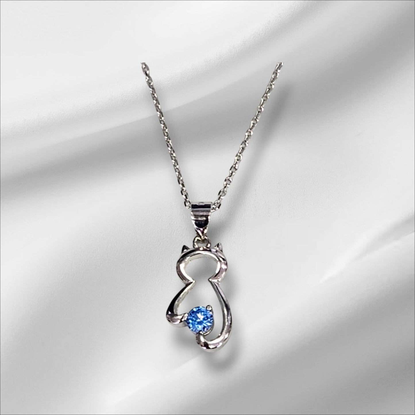 Collar en plata de ley con colgante de gatito con circonita azul
