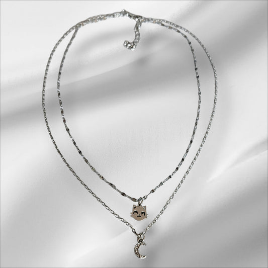 Collar de acero en color plateado con colgante de cara de gatito y luna