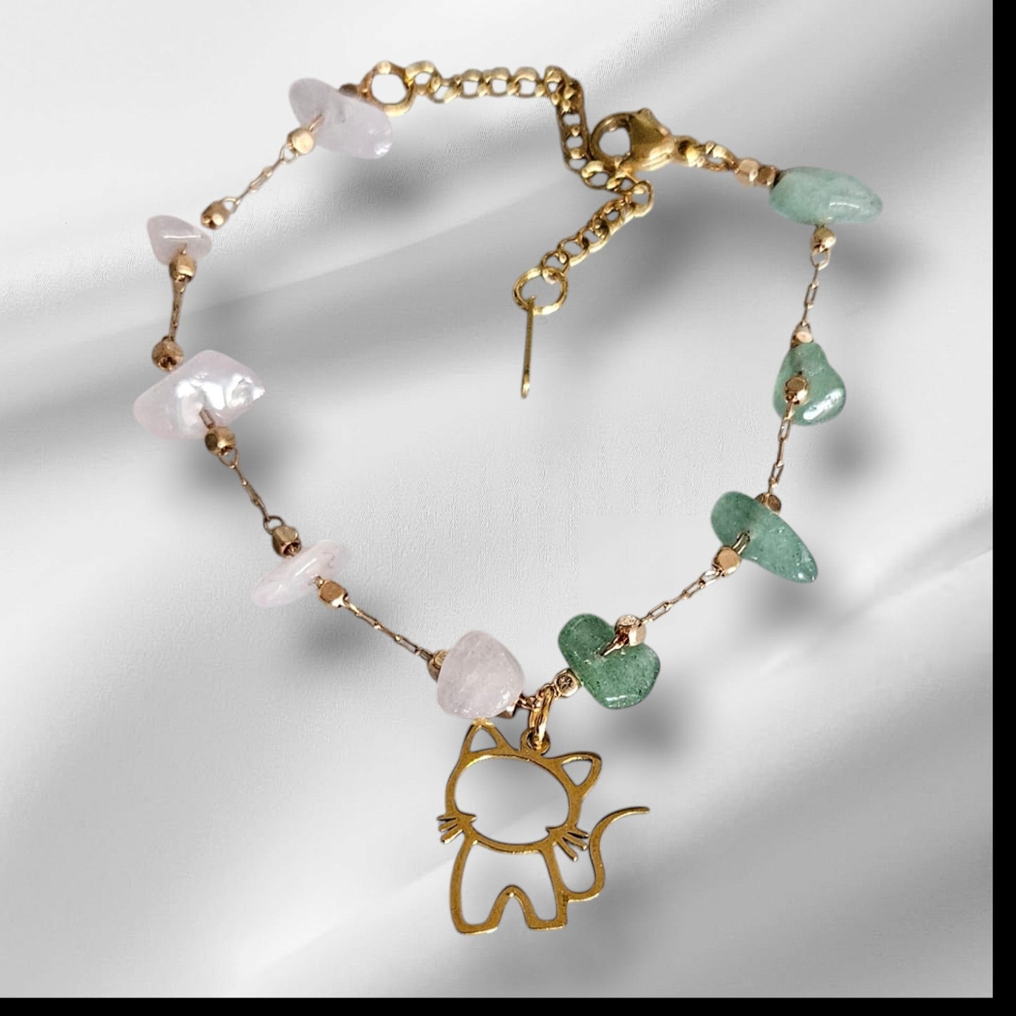 Pulsera de acero en color dorado con piedras en tonos verdes y lilas