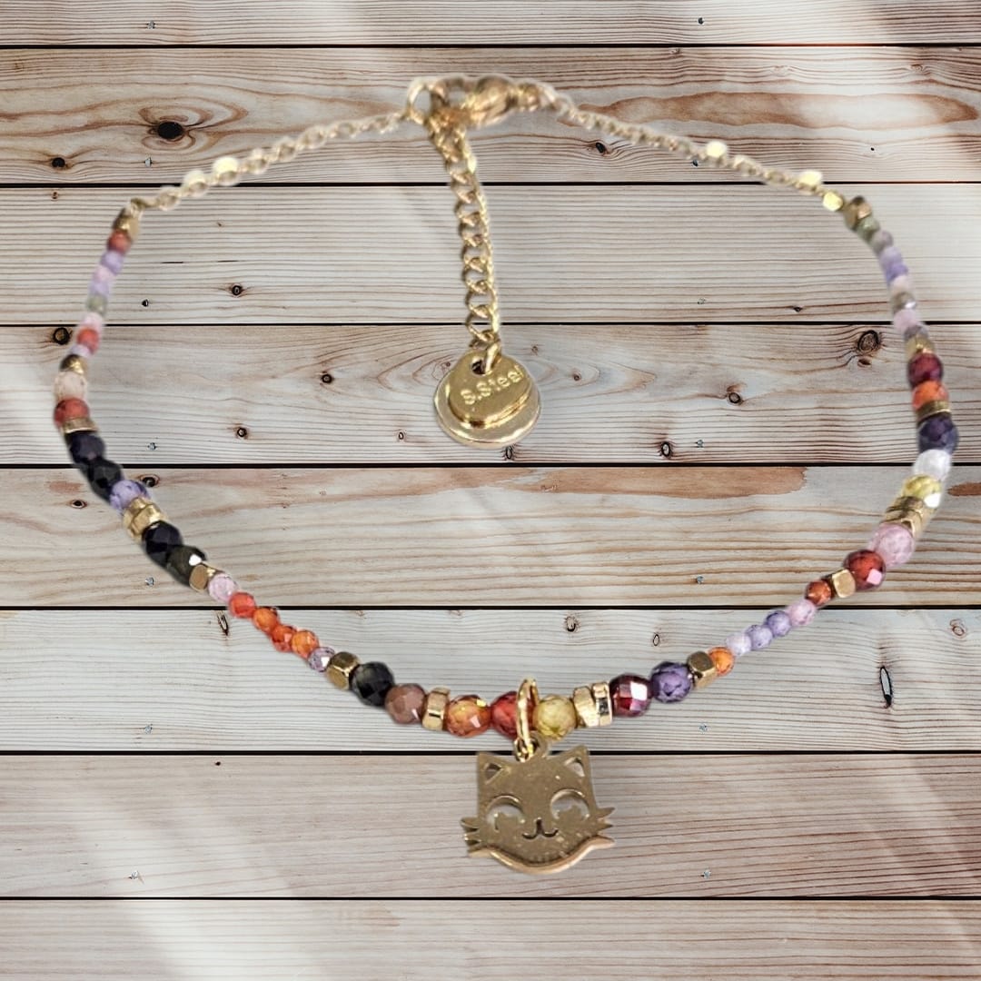 Tobillera de acero en color dorado y piedras de ágata con abalorio de cabeza de gatito