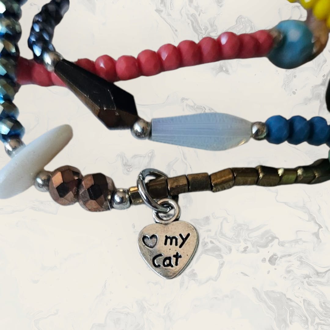 Pulsera triple elástica de cuentas de cristal y dijes de corazón con huella y "love my cat"