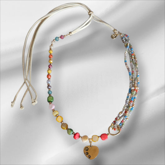 Collar de piedras y cristal de colores con corazón de acero lleno de huellas