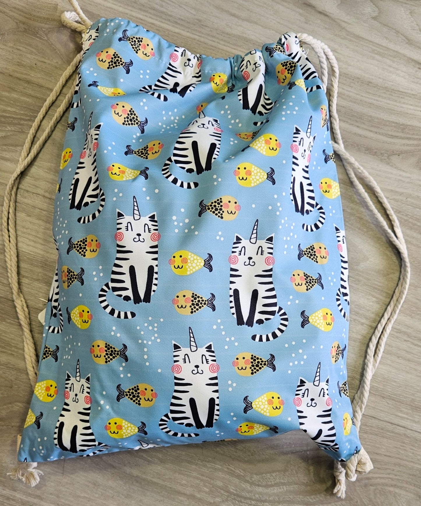 Mochila con cordón con estampado de gatito unicornio fondo azul