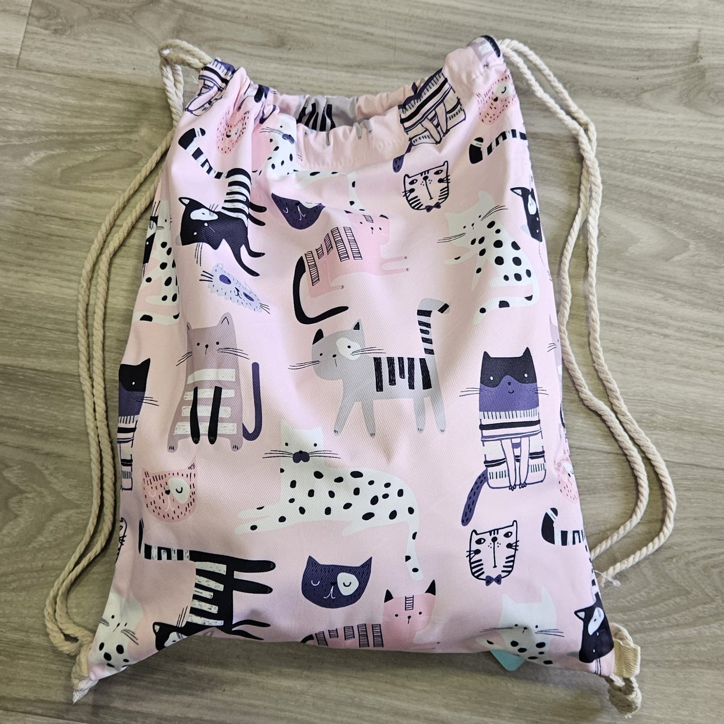 Mochila con cordón con estampado de gatito fondo rosa