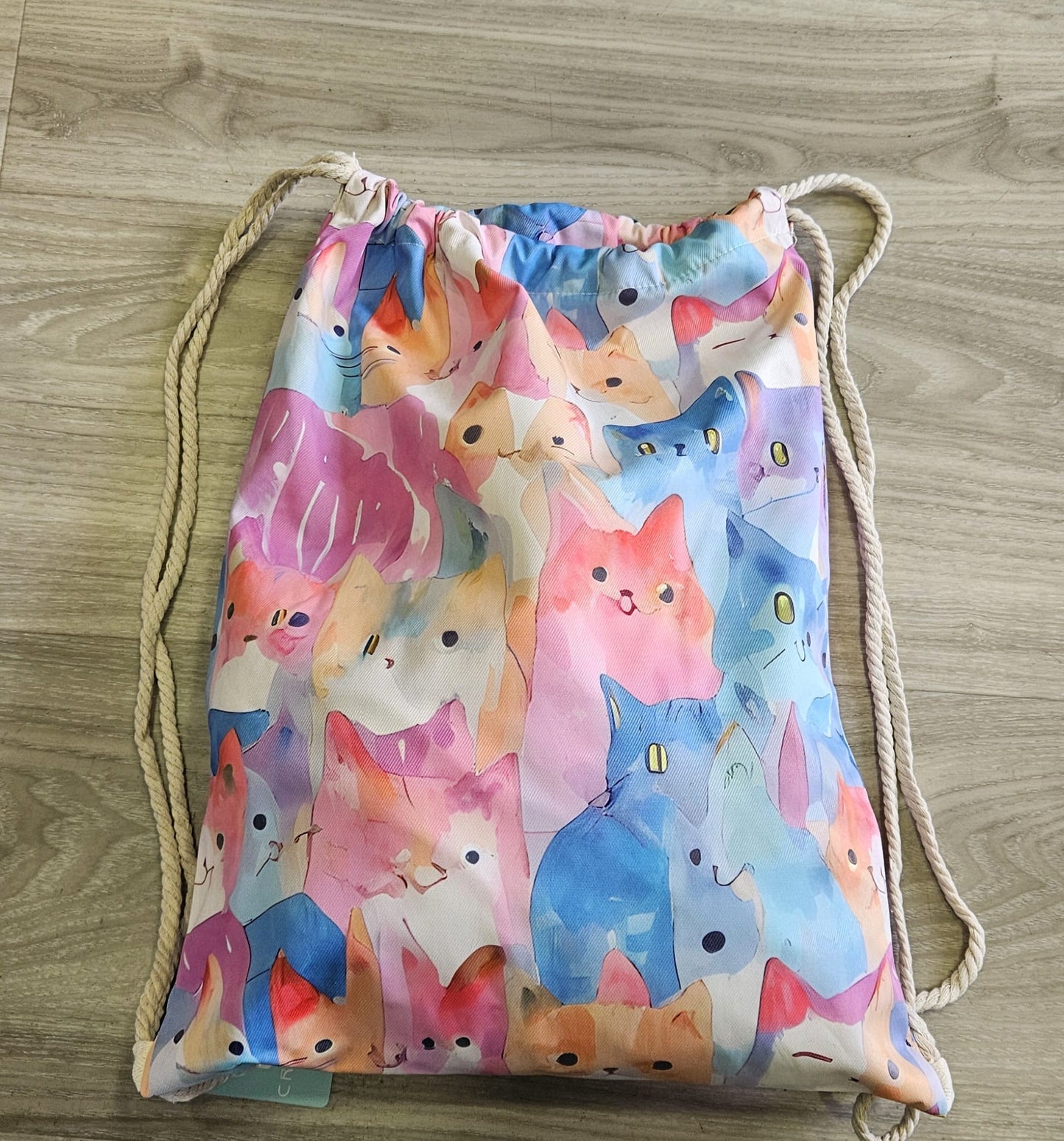 Mochila con cordón con estampado de gatitos color pastel