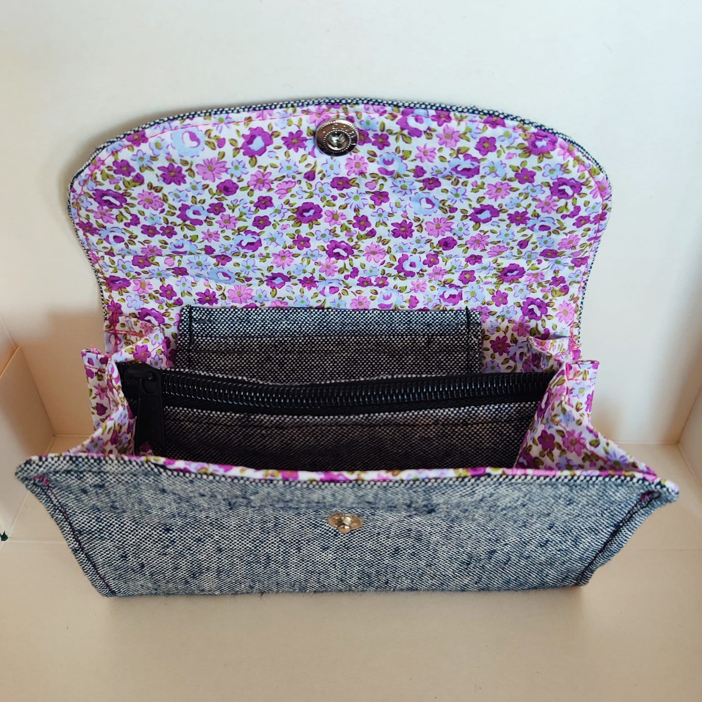Cartera Denim Floral en color gris hecha a mano