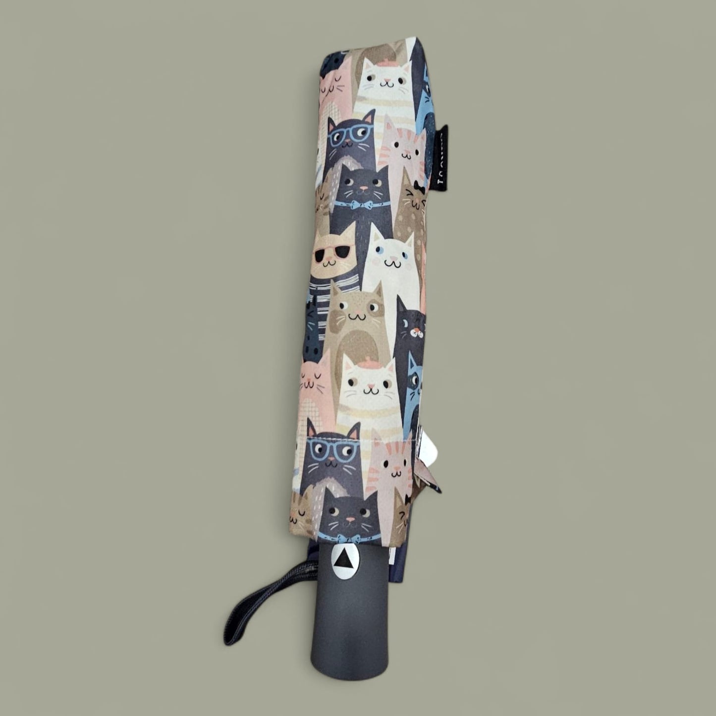 Paraguas plegable antiviento – Estampado de gatos multicolor, mango gris.