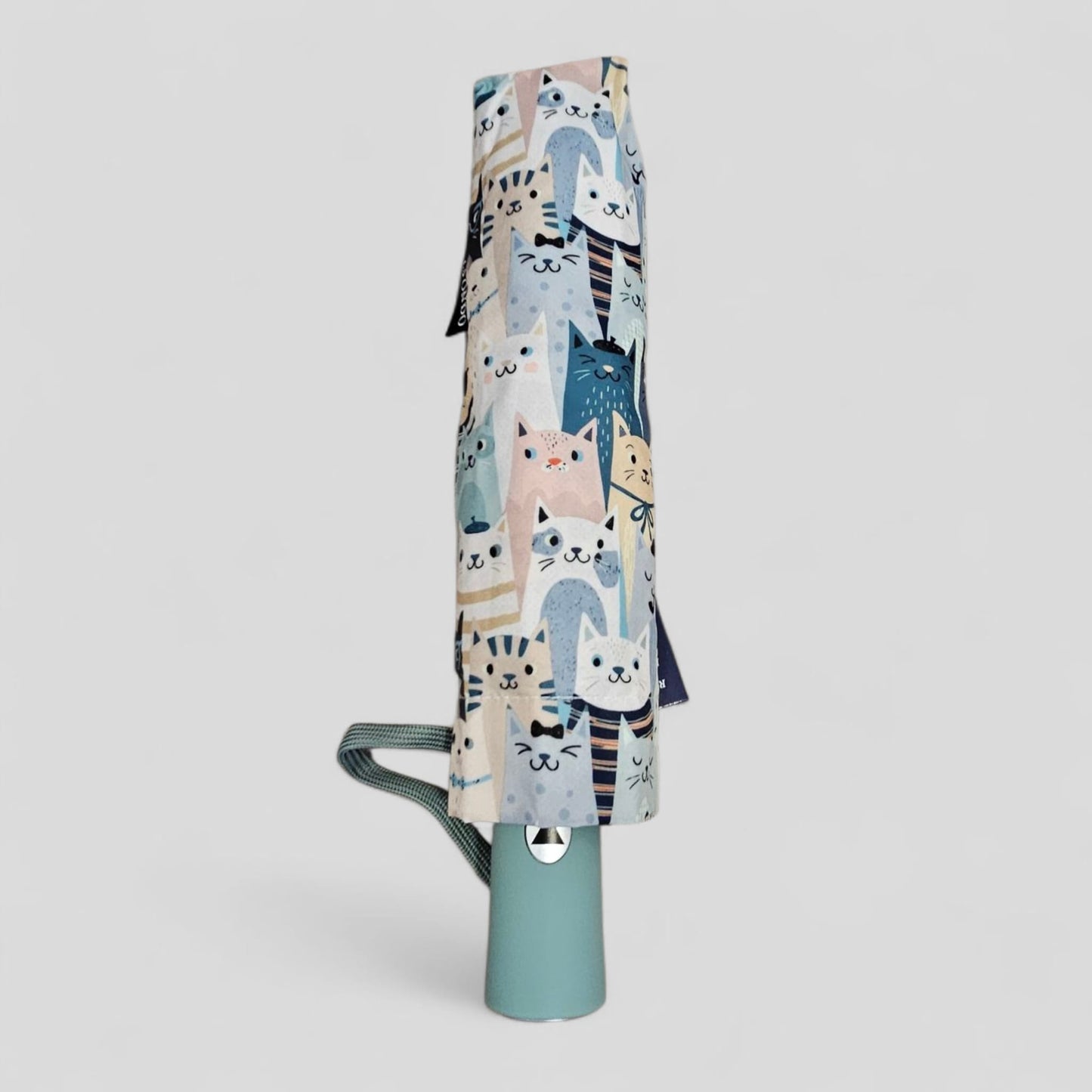 Paraguas plegable antiviento – Estampado de gatos multicolor, mango azul.