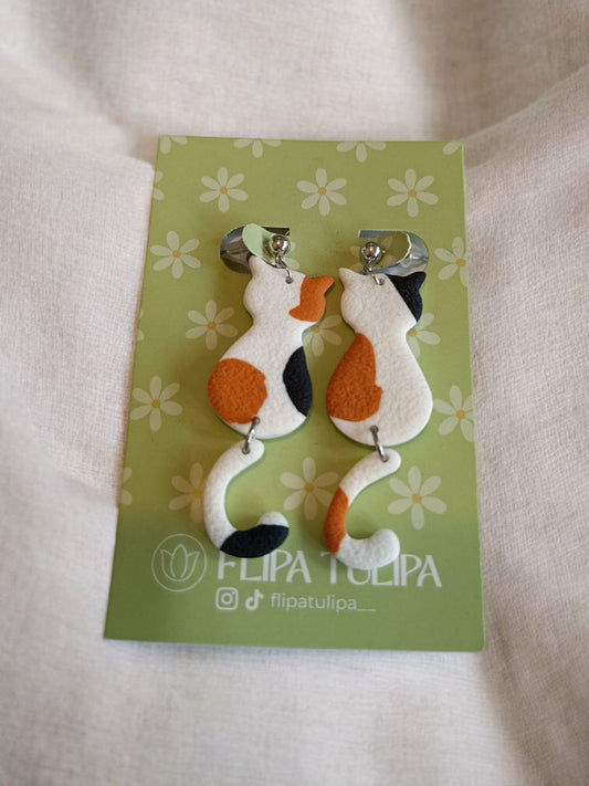Pendientes Gato Tricolor – Hechos a mano por Flipa Tulipa