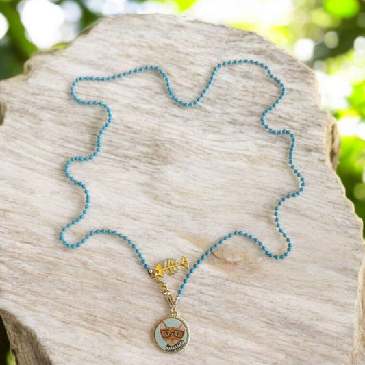 Collar Gato con Gafas – Detalle dorado y cadena turquesa