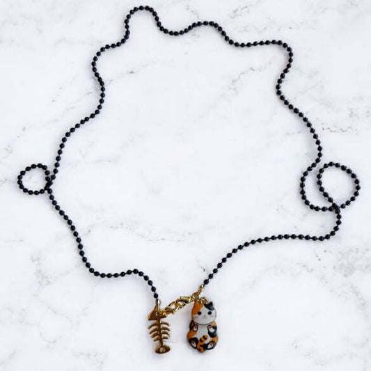 Collar Gato Tricolor – Cadena negra y detalle dorado