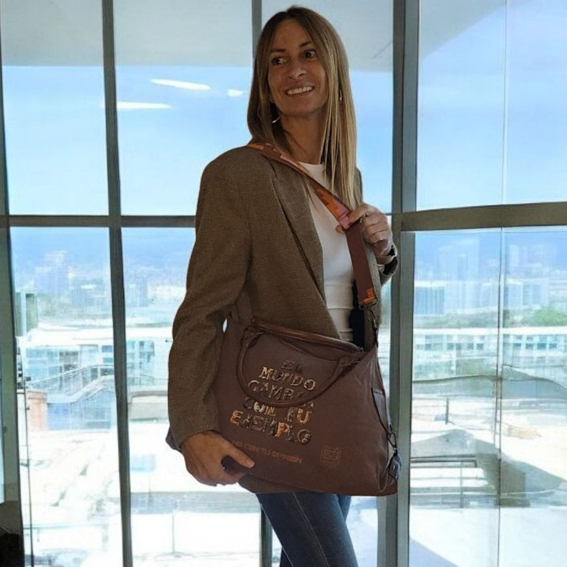 Bolso de tela marrón “El mundo cambia con tu ejemplo, no con tu opinión”