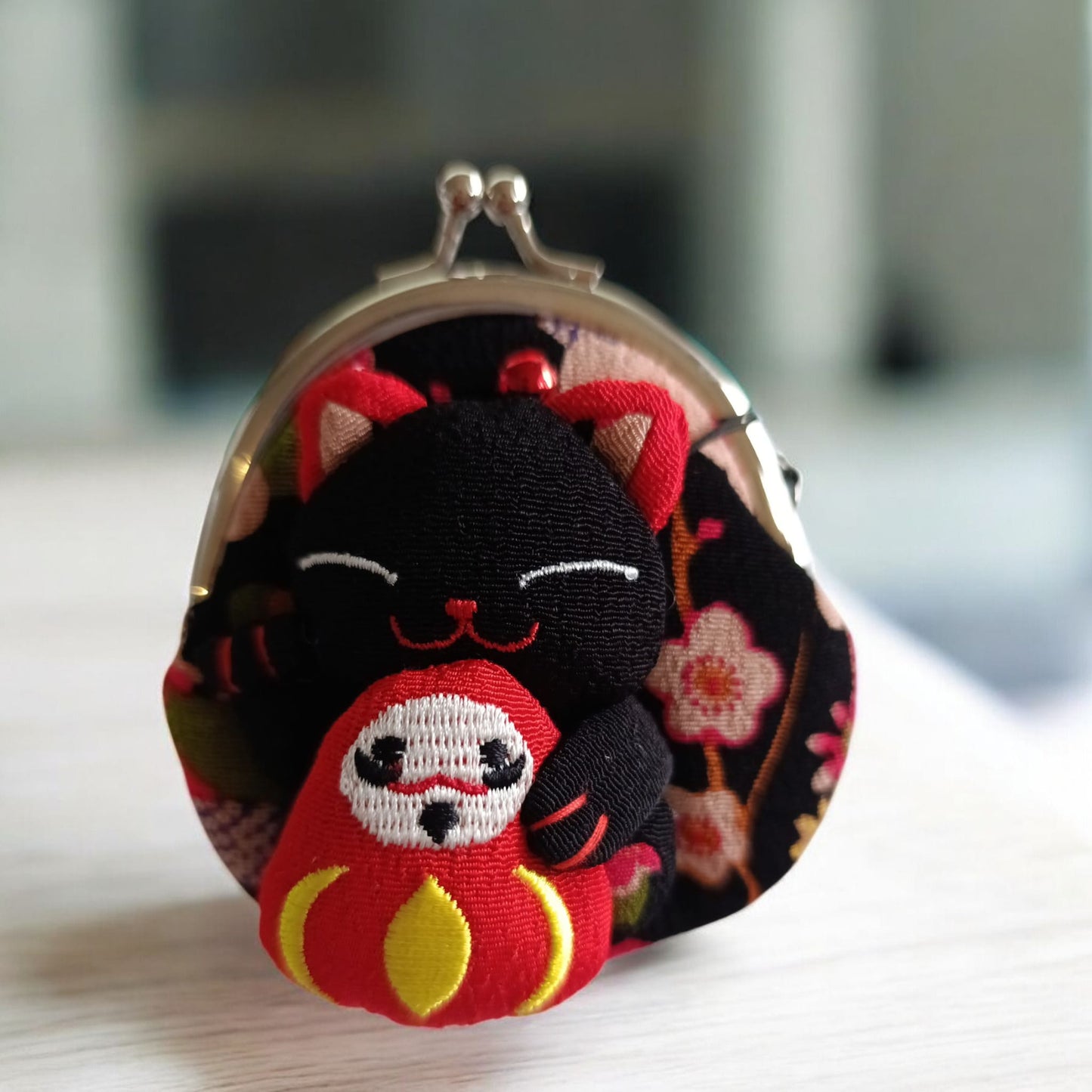 Monedero Maneki-neko Negro – Daruma Rojo (Suerte & Protección)