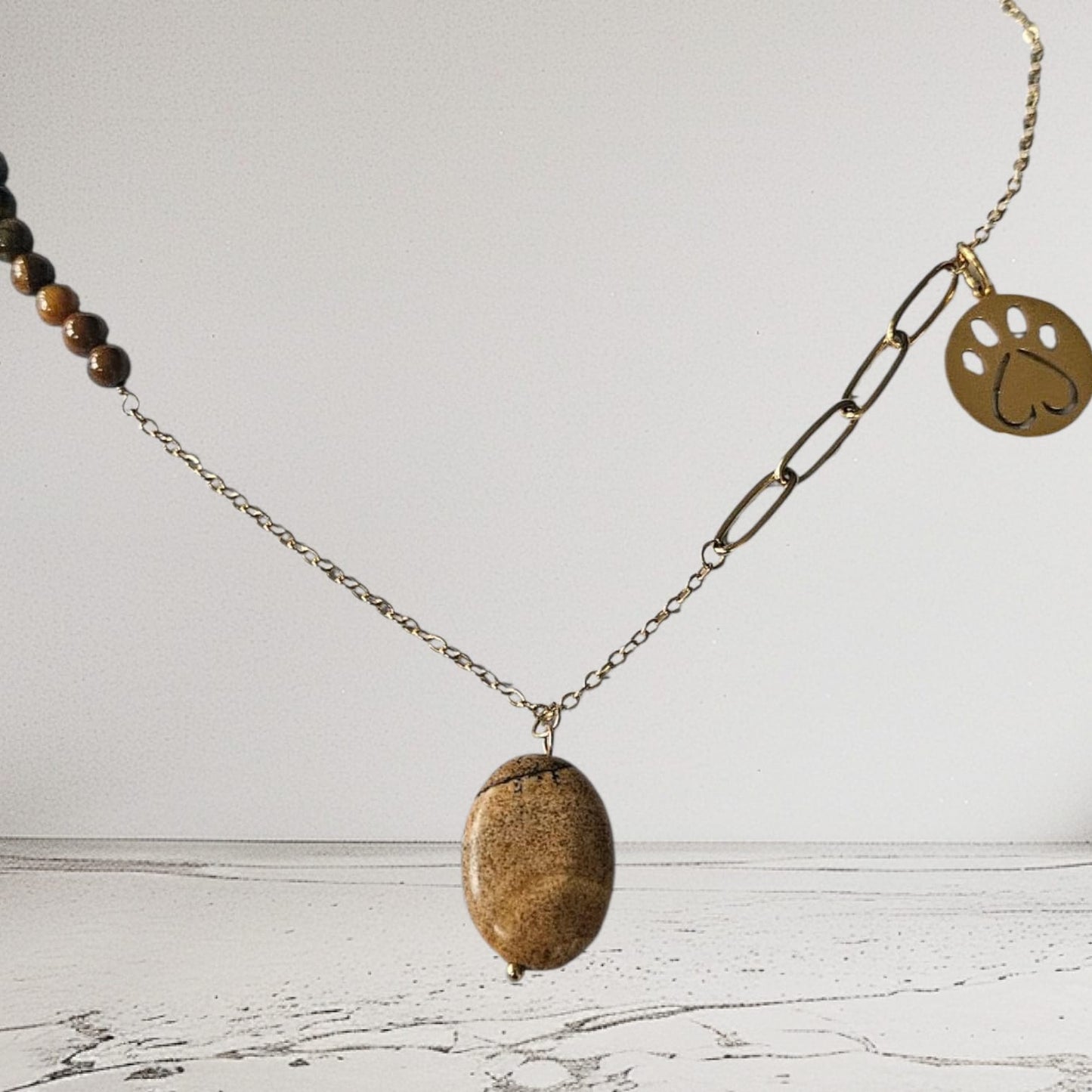 Collar “Huella Tierra” – Acero Inoxidable & Piedra Natural Marrón