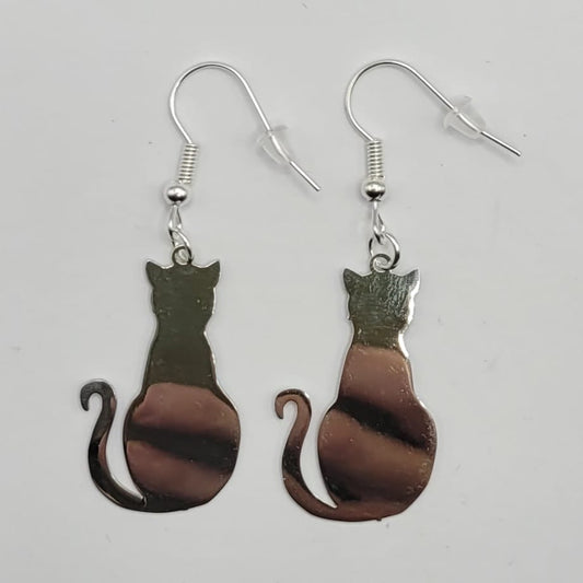 Pendientes de bisutería de gatito sentado en color plata