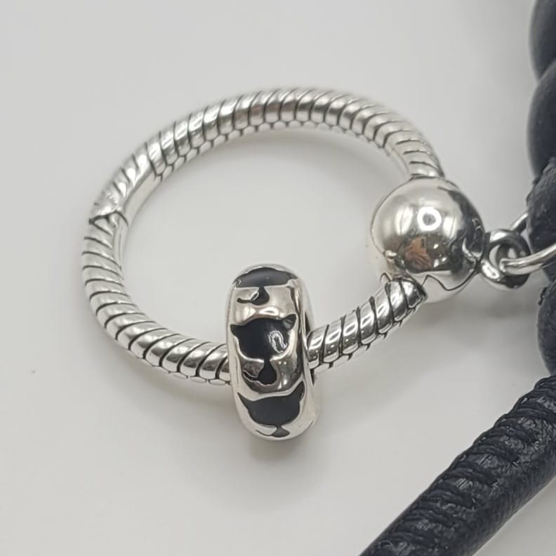 Llavero de plata de ley y cuerda de cuero+ Charm de  plata de ley