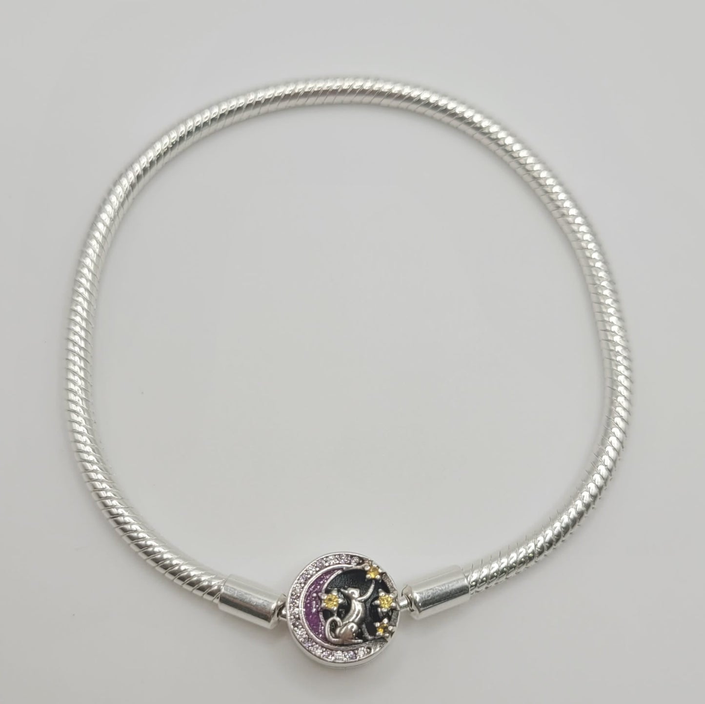 Pulsera de plata de ley tipo pandora con cierre en forma de luna con circonitas blancas y malvas y gatito cogiendo estrellas