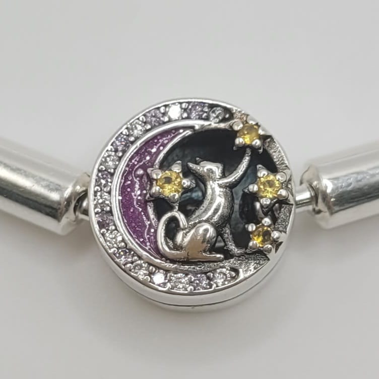 Pulsera de plata de ley tipo pandora con cierre en forma de luna con circonitas blancas y malvas y gatito cogiendo estrellas