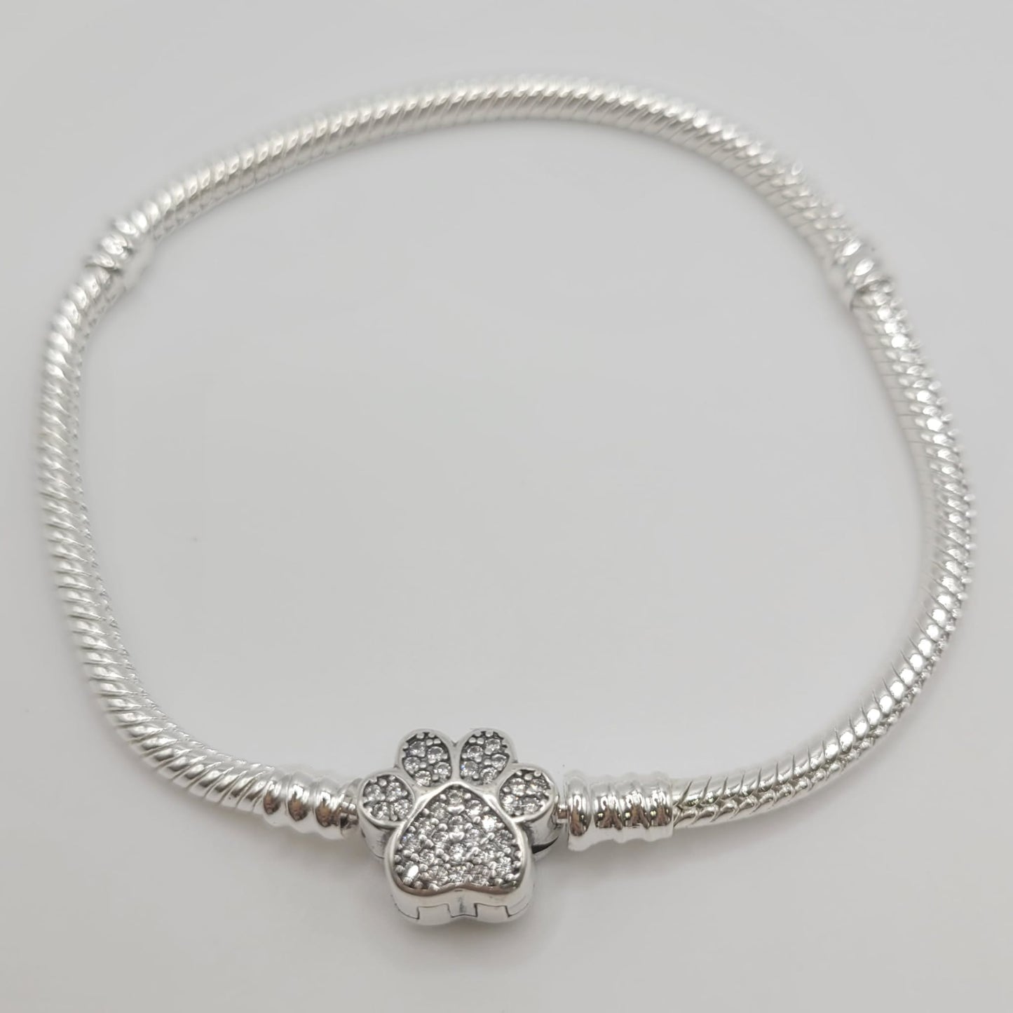 Pulsera de plata de ley tipo pandora con cierre en forma de huella con circonitas blancas
