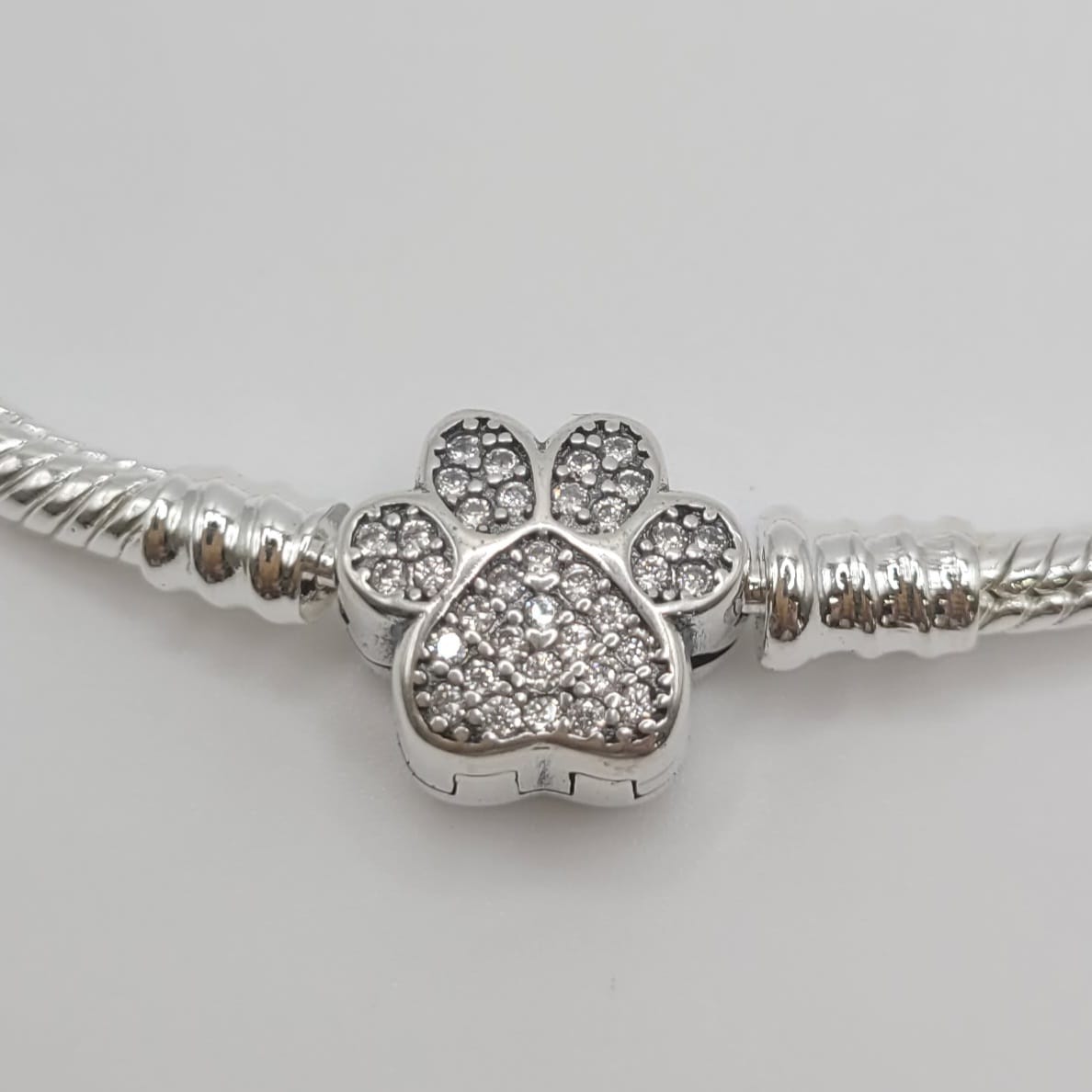 Pulsera de plata de ley tipo pandora con cierre en forma de huella con circonitas blancas