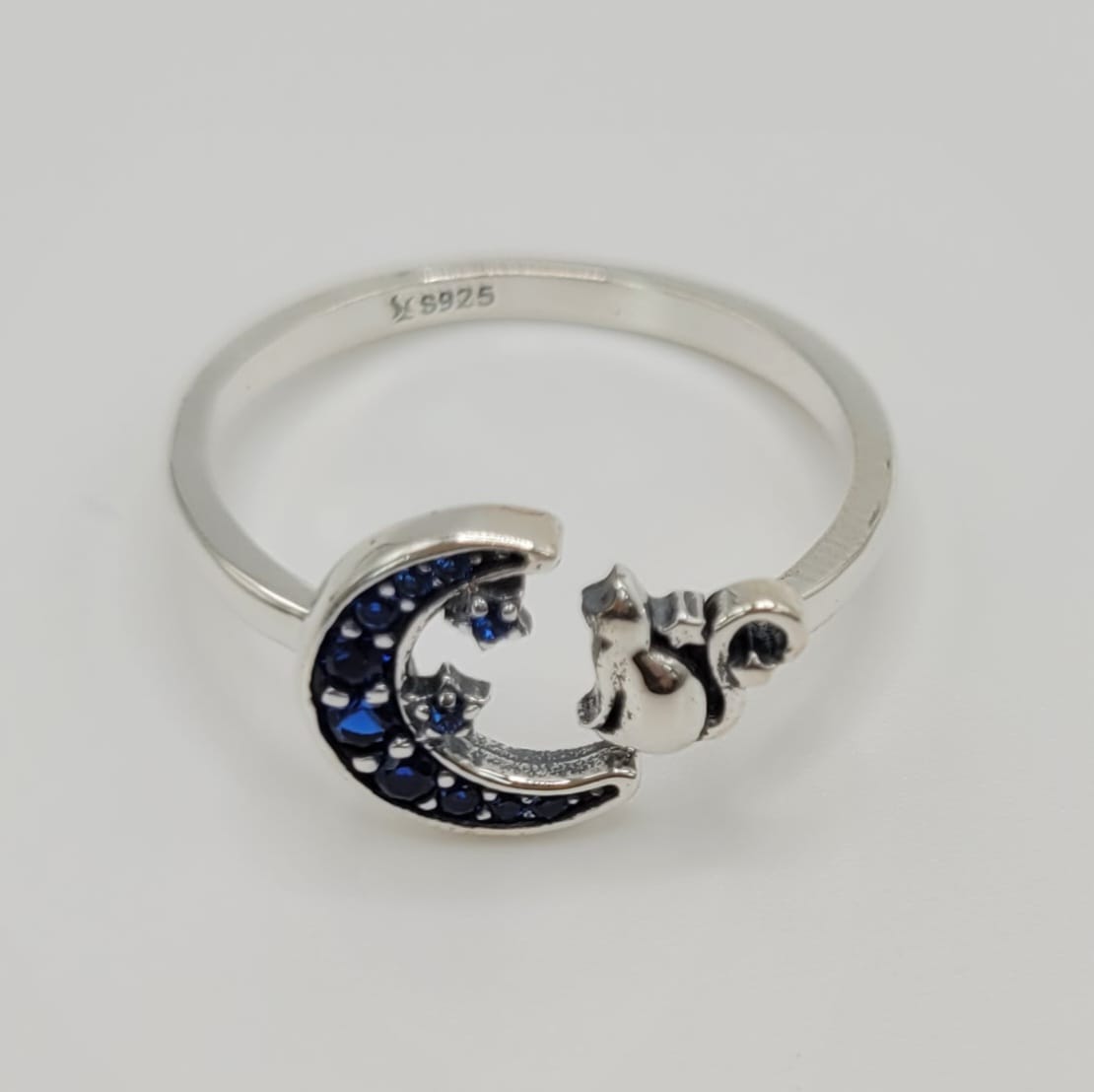 Anillo de Plata de Ley con gatito y luna de circonitas azules
