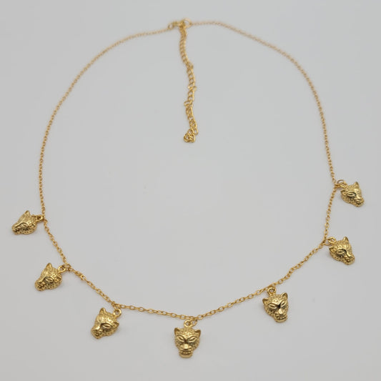 Cadena con colgante en plata de ley chapado en oro, con charms de gatetes